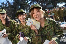 吸収性の高いフェイスタオルが当たり喜ぶ佐藤綾乃。