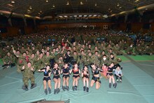 自衛隊員たちと記念撮影するアップアップガールズ（仮）。