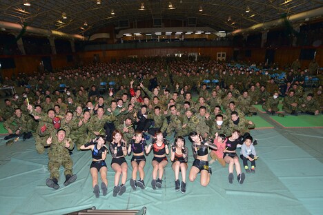 自衛隊員たちと記念撮影するアップアップガールズ（仮）。