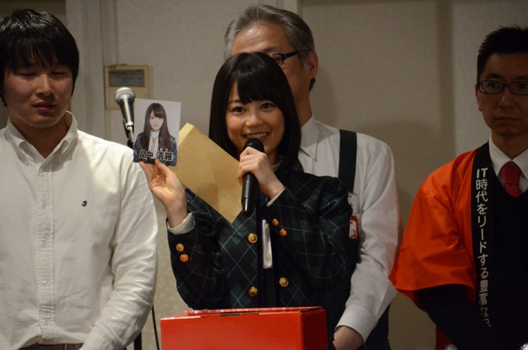 ニコニコ生放送「10福チェーン運命の推しメン決定会議」の様子。