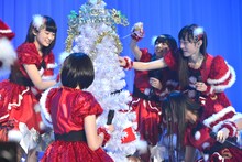 新曲「フユコイ」を歌いながらクリスマスツリーを飾り付けるエビ中。