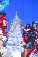 新曲「フユコイ」を歌いながらクリスマスツリーを飾り付けるエビ中。