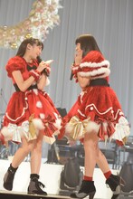 左から中山莉子、柏木ひなた。