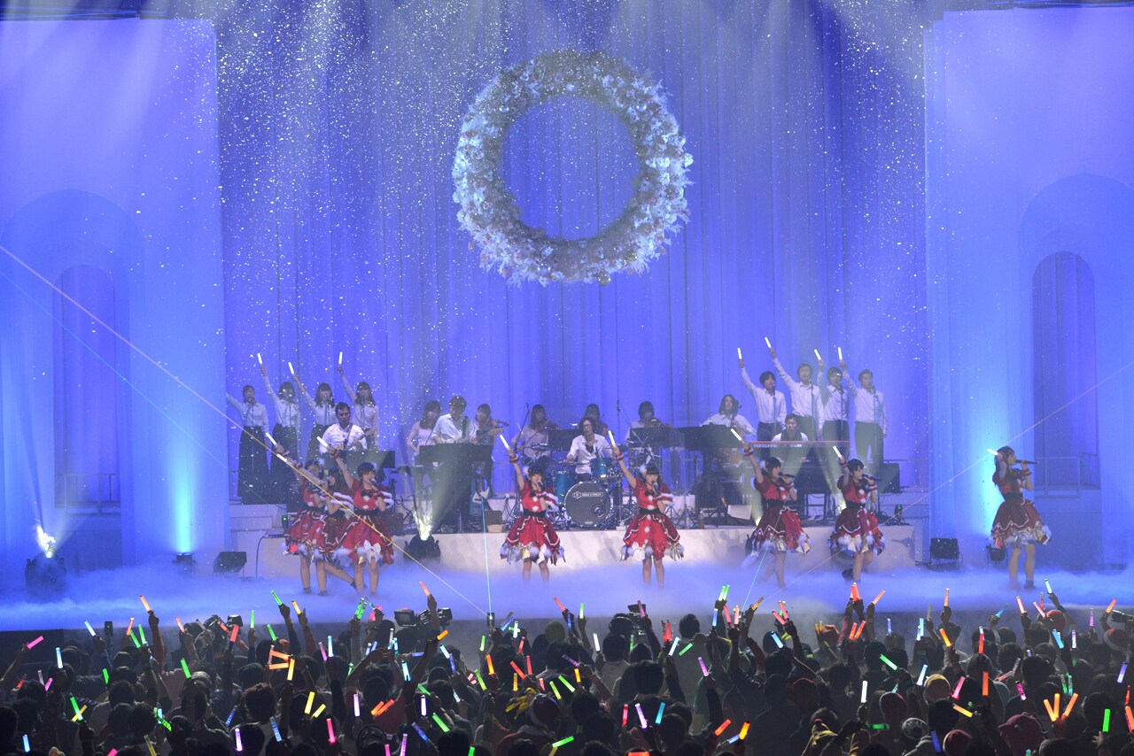 「フレ！フレ！サイリウム」を歌うエビ中。