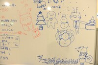 ホワイトボードの進行表に落書きされた廣田あいか、星名美怜、柏木ひなたのイラスト。