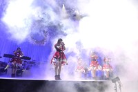 真っ白なスモークの中から登場するエビ中。