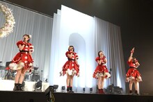 「あっ」とさも大仕掛けがあるかのように視線をうながす安本彩花（右端）。