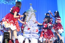 新曲「フユコイ」を歌いながらクリスマスツリーを飾り付けるエビ中。