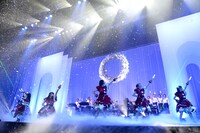 今週の人気画像7位は「エビ中、新曲初披露＆バンド生演奏ありのXmas公演1日目」より、私立恵比寿中学「エビ中 真冬の北半キュリスマス」の様子。