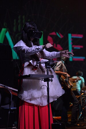 YKSMR Oculusを装着したやくしまるえつこ。