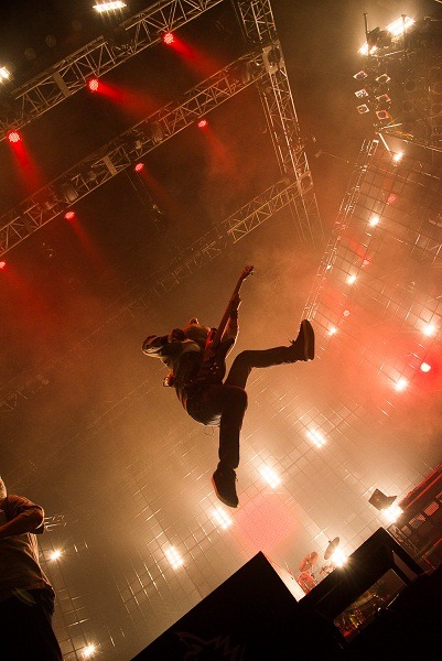 MAN WITH A MISSION「PLAY WHAT YOU WANT TOUR 2014」埼玉・さいたまスーパーアリーナ公演の様子。（Photo by Mikio、Nobuyuki Kobayashi）