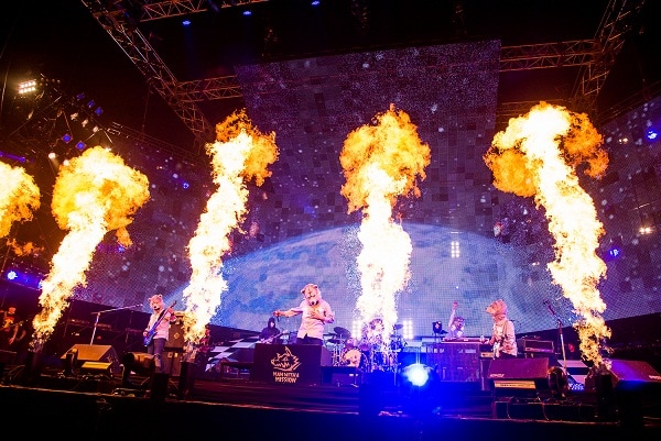 MAN WITH A MISSION「PLAY WHAT YOU WANT TOUR 2014」埼玉・さいたまスーパーアリーナ公演の様子。（Photo by Mikio、Nobuyuki Kobayashi）