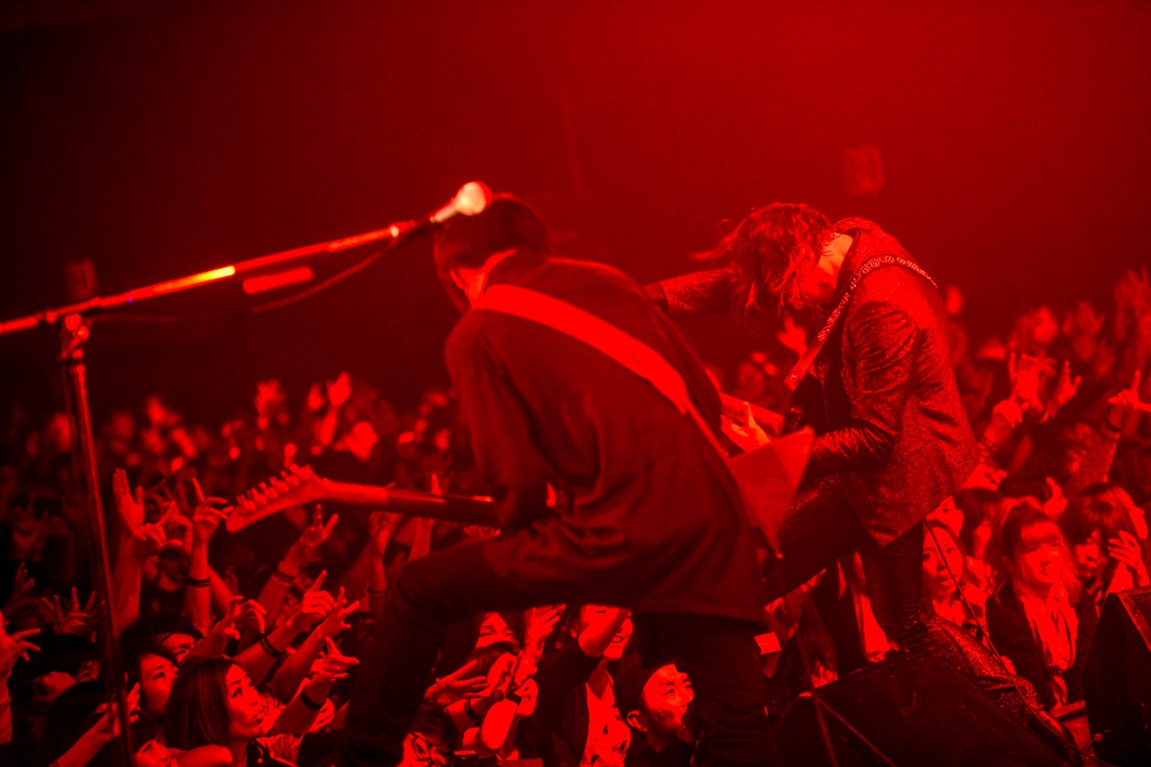 [Alexandros]のパフォーマンスの様子。（Photo by Azusa Takada）