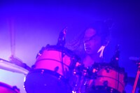 庄村聡泰（Dr / [Alexandros]）（Photo by Azusa Takada）