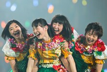 左から小林歌穂、松野莉奈、柏木ひなた、安本彩花。