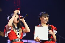 当選番号を読み上げる中江友梨（左）と客席の様子をうかがう庄司芽生（右）。