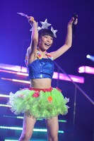 星型のカチューシャを付けてソロ曲「Kawaii Rave」を歌った庄司芽生。