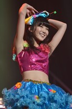 ソロ曲「Share Hearts」を披露してはにかむ山邊未夢。