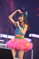 山邊未夢のはにかみ具合をおちょくる新井ひとみ。