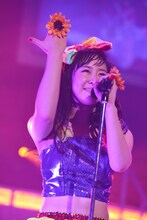 「ヒマワリと星屑」でヒマワリを付けてパフォーマンスする小西彩乃。