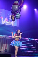 風船を持ってガーリーにソロ曲「Day By Day」を歌った中江友梨。