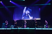 最新シングル「Say long goodbye」を披露する東京女子流。