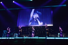 最新シングル「Say long goodbye」を披露する東京女子流。