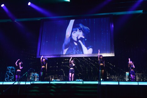 最新シングル「Say long goodbye」を披露する東京女子流。