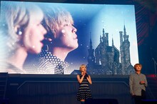 写真左からチョア（AOA）、イ・ホンギ（FTISLAND）。（C）FNC MUSIC JAPAN INC.