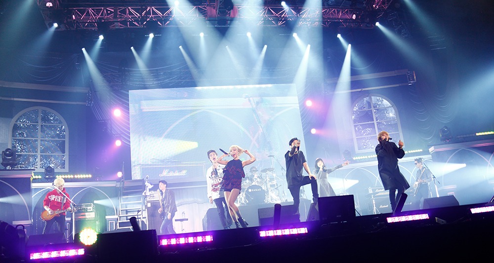 コラボステージの様子。（C）FNC MUSIC JAPAN INC.