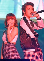 写真左からジミン（AOA）、スンヒョプ（N.Flying）。（C）FNC MUSIC JAPAN INC.