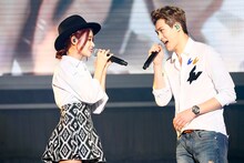 写真左からユナ（AOA）、ジョンヒョン（CNBLUE）。（C）FNC MUSIC JAPAN INC.