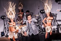 タヴァケレレアタ・ノノシナジャパンのダンサーと踊る真行寺貴秋（Vo）。