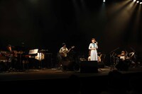「TOKI ASAKO 10th ODYSSEY　ソロデビュー10周年 感謝祭!! どこにも省略なんてなかった3952days」東京・恵比寿ザ・ガーデンホール公演のバンドメンバーと土岐麻子（写真中央）。（Photo by YOSHIKA HORITA）