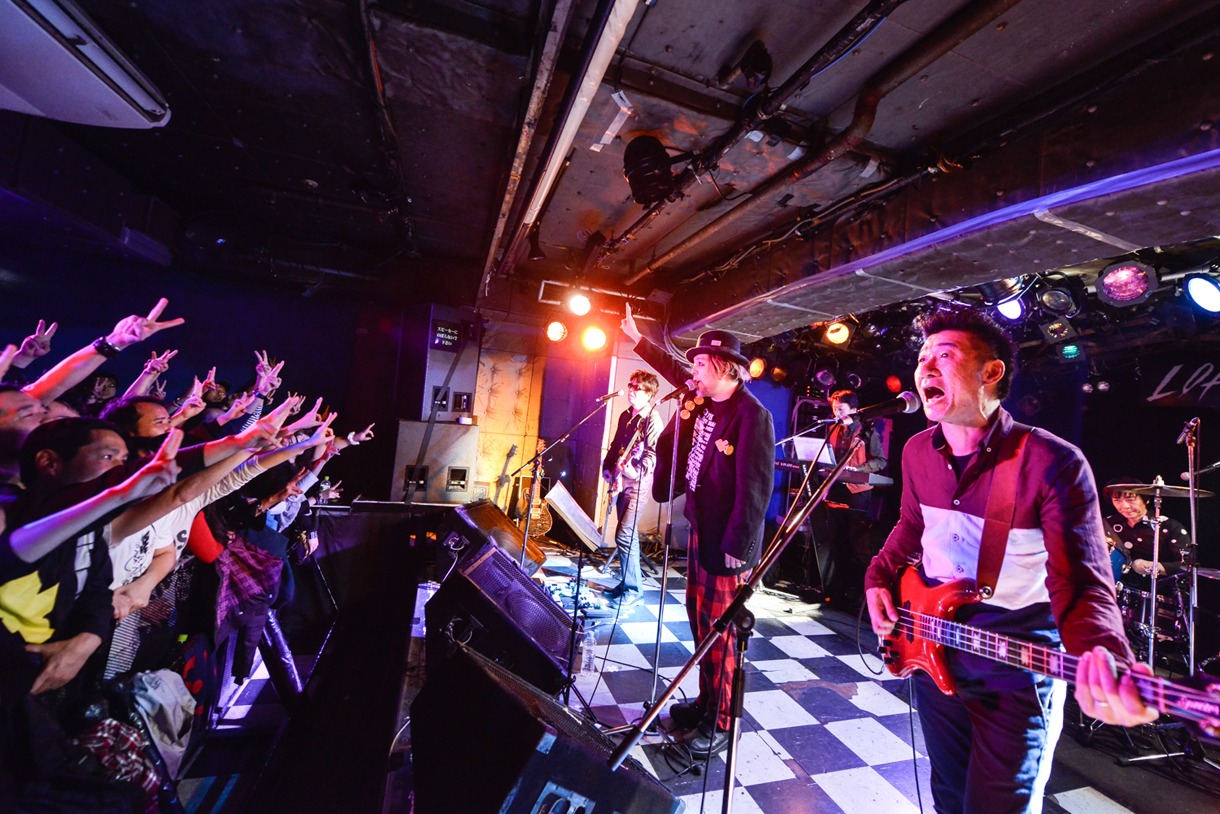 昨年12月21日に東京・新宿LOFTにて実施された「ケラリーノ・サンドロヴィッチ・ミューヂック・アワー 2014」の様子。