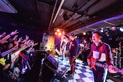 昨年12月21日に東京・新宿LOFTにて実施された「ケラリーノ・サンドロヴィッチ・ミューヂック・アワー 2014」の様子。