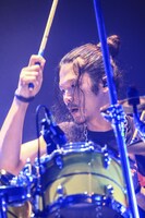 庄村聡泰（Dr / [Alexandros]）（撮影：渡邊一生）