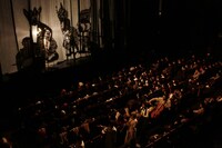 cero「Wayang Paradise」2日目公演のbiobiopatataのパフォーマンスの様子。（撮影：三浦知也）