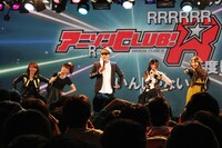 番組のトレードマーク「R」のポーズをキメる全出演者。