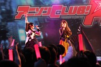 左から鈴木このみ、ZAQ。