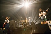 SHISHAMO「君ときみの彼氏と転校した彼女の日曜日のデートプラン」東京・赤坂BLITZ公演の様子。