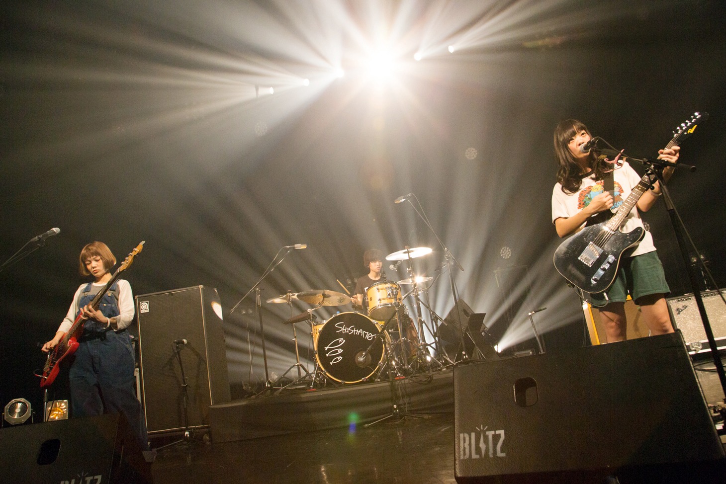 SHISHAMO「君ときみの彼氏と転校した彼女の日曜日のデートプラン」東京・赤坂BLITZ公演の様子。