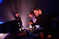 大沢伸一と田中知之（FPM） によるB2Bの様子。