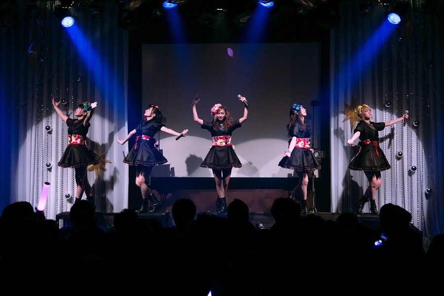 Doll☆Elementsによるライブの様子。