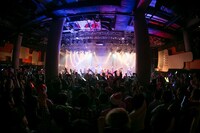 どる☆NEOによるライブの様子。