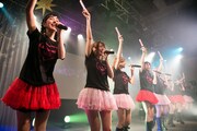 どる☆NEOによるライブの様子。