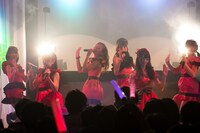 どる☆NEOによるライブの様子。