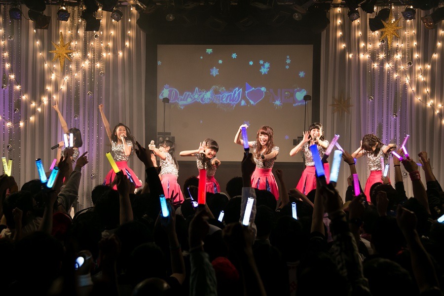 NEO from アイドリング!!!によるライブの様子。