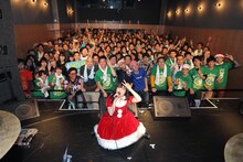 300人と記念撮影する佐藤聡美。