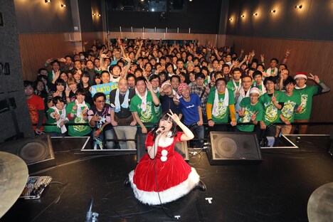 300人と記念撮影する佐藤聡美。